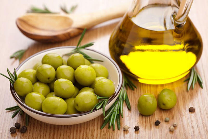 <em>Lá, quả và dầu oliu có nhiều công dụng tốt cho sức khỏe con người</em>